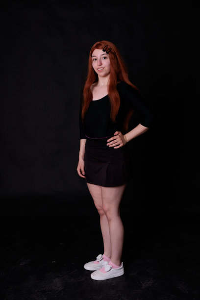 一个美丽的红发女人在黑色背景的肖像照片图片下载