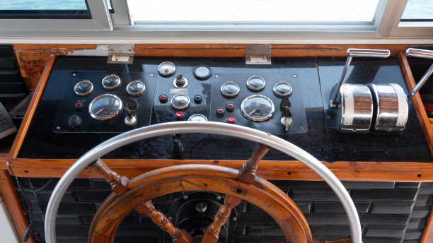 舵手:大型游船或渡船船长舱内的舵手图片下载