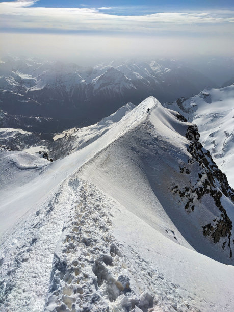 滑雪之旅到皮兹Palü在伯尔尼纳集团在格劳比<s:1>恩登州。在皮兹山顶滑雪登山Palü在冰川上，在一个梦幻般的山地世界。高质量照片图片下载