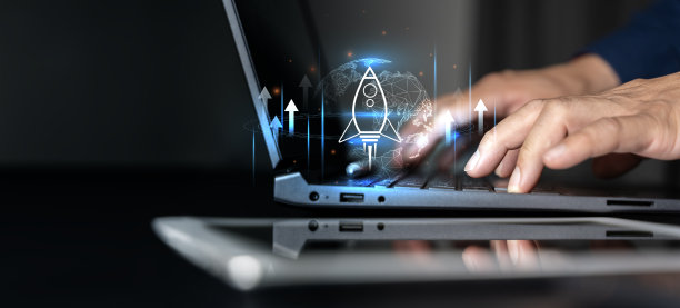 商人使用笔记本电脑与火箭图标和向上箭头的虚拟屏幕快速启动业务。图片下载