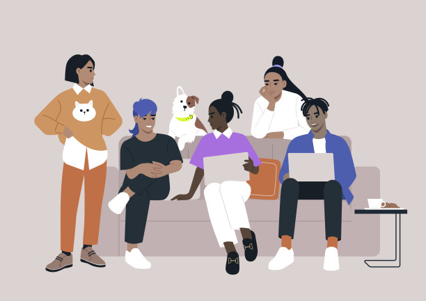 一群活泼的年轻人坐在舒适的沙发上聊天，在笔记本电脑上工作，一只顽皮的狗陪伴着他们图片下载