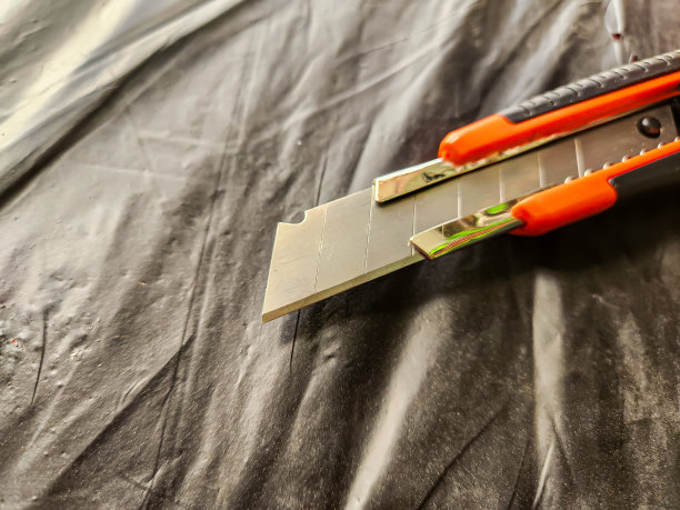 刀具在黑色背景上图片下载