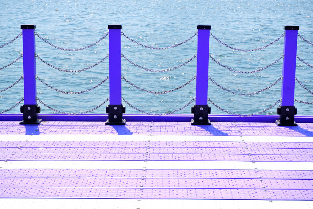 栏杆在筏与海的背景，链和杆子细节筏图片下载