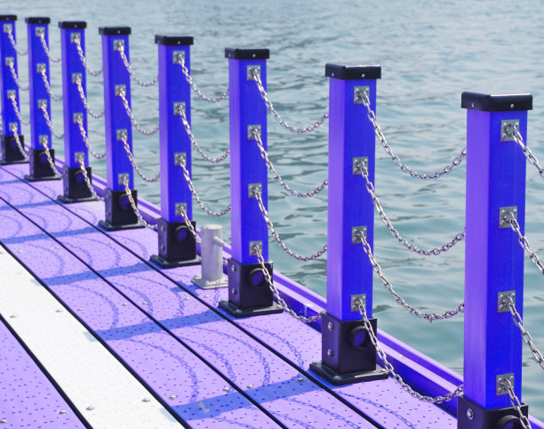 栏杆在筏与海的背景，链和杆子细节筏图片下载