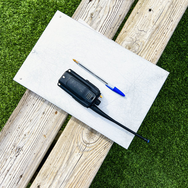 木凳上的教师写字板和对讲机图片下载