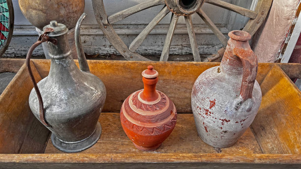 古董店里的各种盛水的容器。图片下载