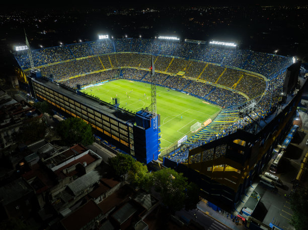 阿根廷布宜诺斯艾利斯市中心的La Bombonera足球场。博卡少年体育场在夜晚灯火通明。足球场。图片下载