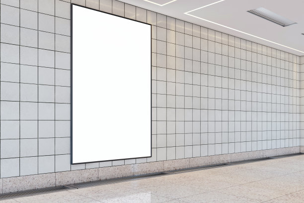 地铁站走廊的垂直空白广告牌，孤立在瓷砖墙的背景下，城市推广的概念。三维渲染图片下载