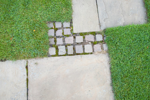 在英国苏格兰的一个花园里，大大小小的铺路石板与草坪呈网格状图片下载