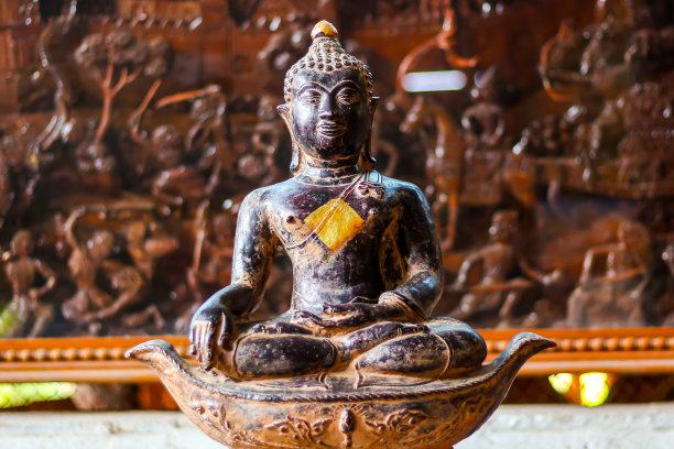 泰国寺庙里的黑色老佛照片。泰国人的宗教观念。图片下载