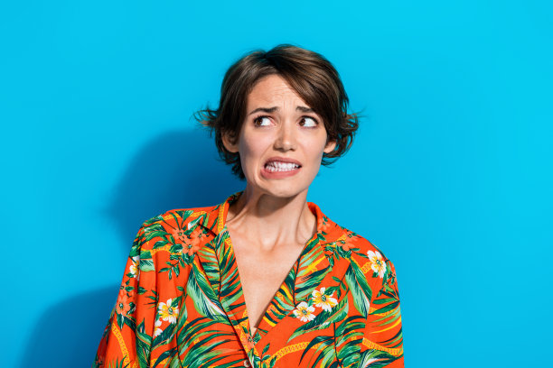 照片中，压力大的抑郁女孩穿着时髦的衣服，看起来空无一人，令人不快的新闻海报被隔离在蓝色背景上图片下载