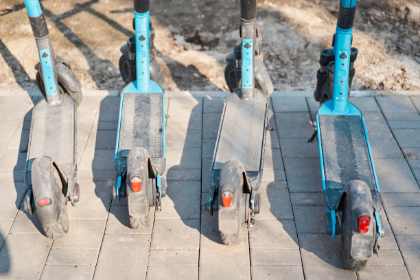 人行道上停着一排蓝色的电动滑板车图片下载