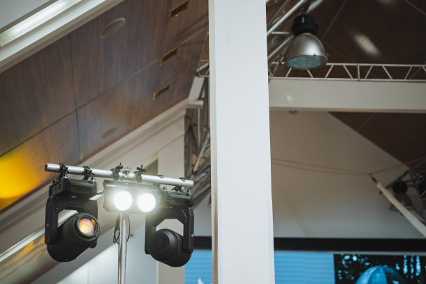 建筑的顶灯由金属和玻璃灯具制成图片下载