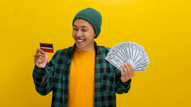 有信用卡和现金的人图片下载