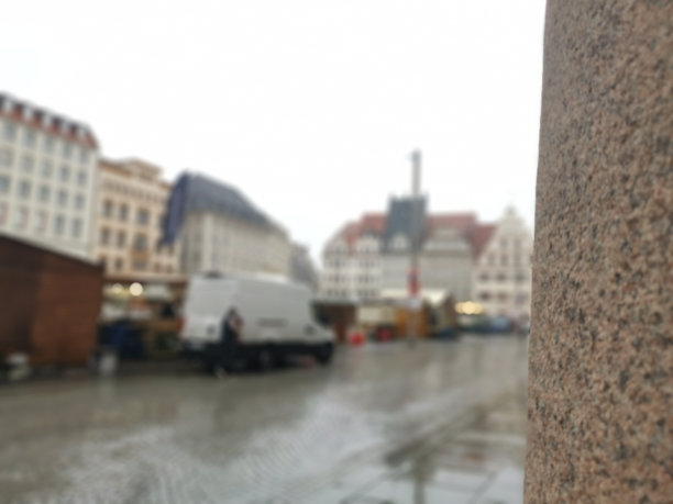 莱比锡阴雨市集广场，每周集市和建筑柱图片下载