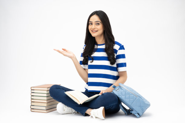 全身尺寸的年轻女孩读书坐在地板上穿着牛仔裤牛仔粉t恤鞋孤立在白色背景股票照片图片下载