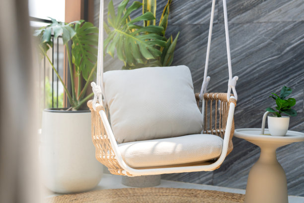 挂藤扶手椅沙发舒适舒适自然触感装修材料木质甲板家庭露台家庭户外装饰心情和自然色调日光图片下载