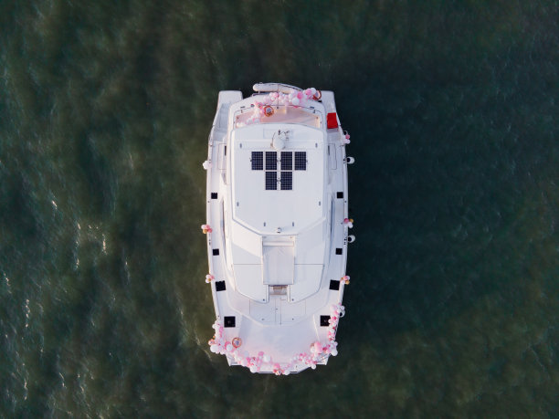 空中俯瞰的私人游艇装饰节日气球在公海上图片下载