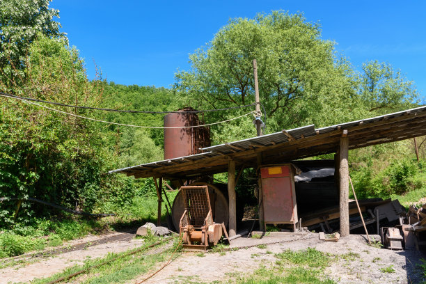 废弃矿井的入口图片下载