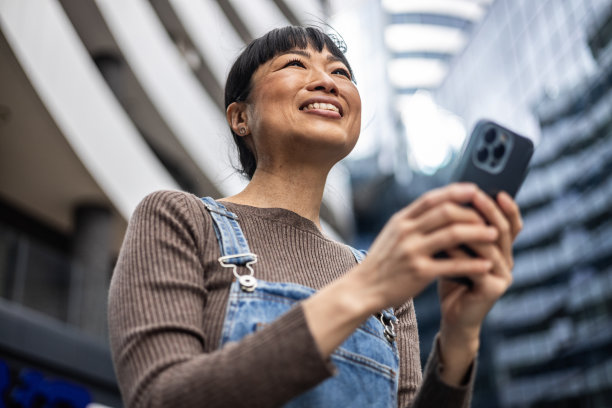 一个日本女人在城里散步时发短信的照片图片下载