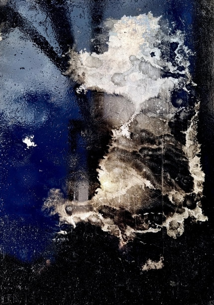 镀锌铁片上覆盖着一层油墨。金属纹理和油漆。背景图片图片下载