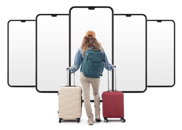 年轻女游客带着手推车行李箱旅行，后视图，看着她前面的智能手机屏幕。孤立在白色背景上。暑假、在线预订或旅游网红的概念图片下载