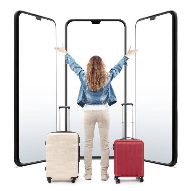 带着行李箱旅行的年轻女性游客，从后视图看，她高兴地举起双臂，看着面前的智能手机屏幕。暑假、在线预订或旅游网红的概念图片下载