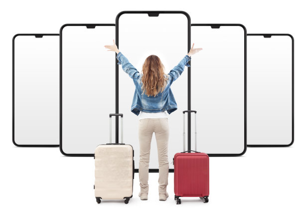 带着行李箱旅行的年轻女性游客，从后视图看，她高兴地举起双臂，看着面前的智能手机屏幕。暑假、在线预订或旅游网红的概念图片下载