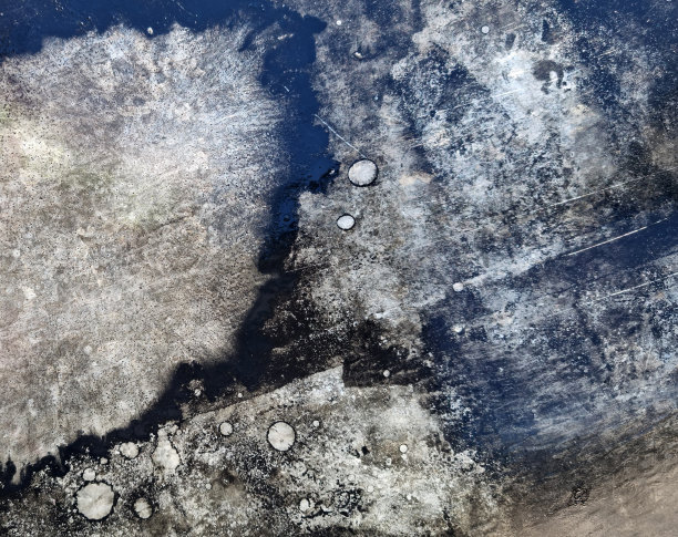 镀锌铁片上覆盖着一层油墨。金属纹理和油漆。背景图片图片下载