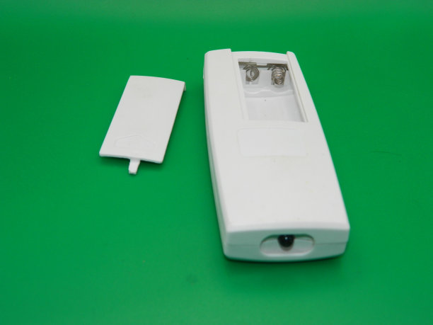 绿色背景的遥控器照片。图片下载