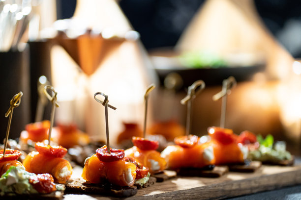 庆祝聚会的小吃。小吃，自助餐，鱼和肉为酒图片下载