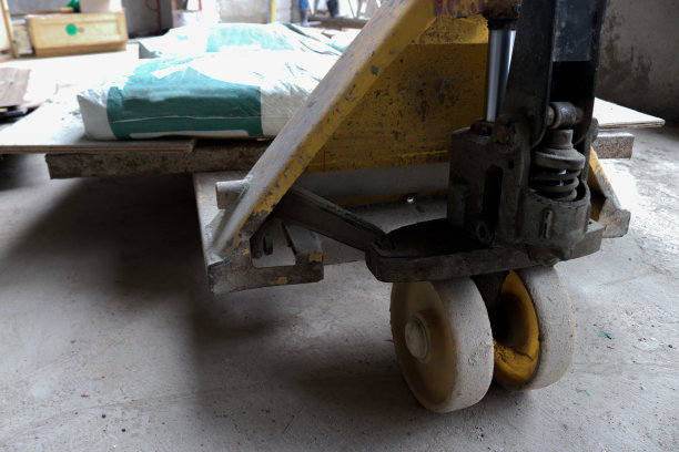 在建建筑物内货物运输设备或货车的照片图片下载