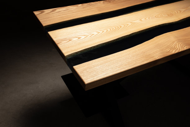 桌子被环氧树脂和清漆覆盖。豪华优质木材加工。深色背景的木桌。黑河用环氧树脂制成。图片下载