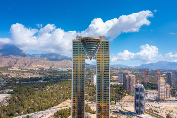 西班牙美丽小镇贝尼多姆的航拍无人机照片，展示了贝尼多姆的高层建筑和最高建筑，Intempo天空度假村和水疗酒店的黄金公寓图片下载