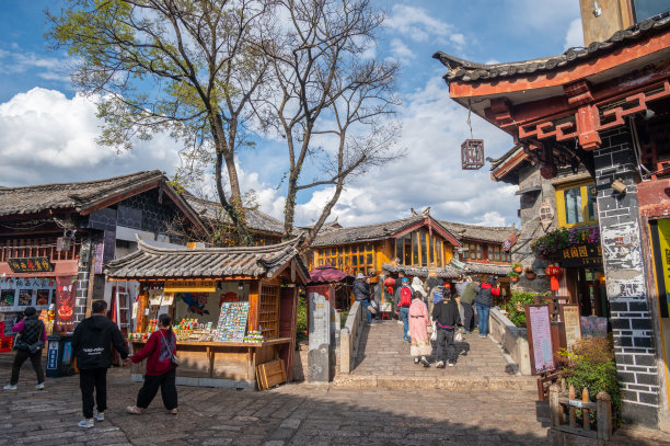 参观丽江古城的一群游客。图片下载