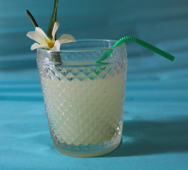 酒吧、餐厅和庆祝活动的白色鸡尾酒照片图片下载