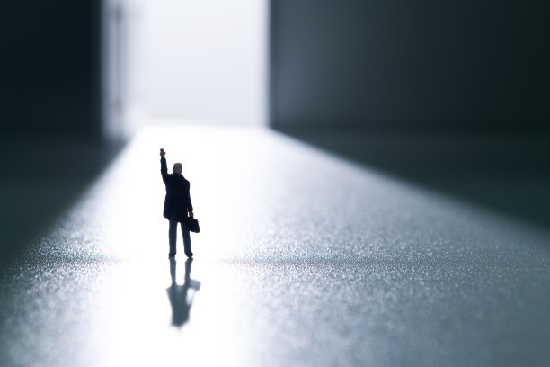 商人雕像站在敞开的门前图片下载