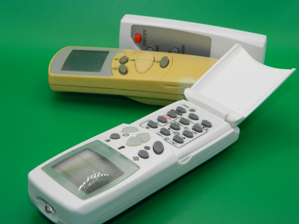 绿色背景的遥控器照片。图片下载