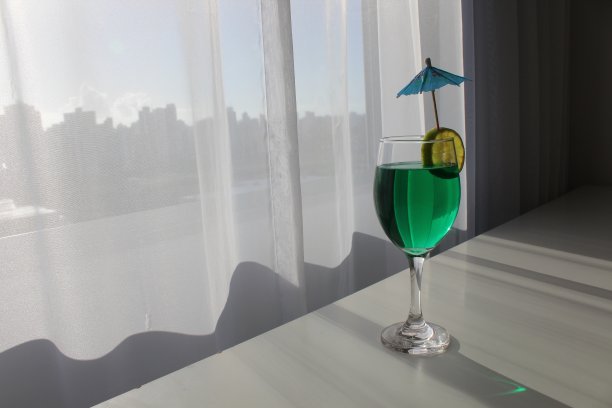 绿色鸡尾酒照片为酒吧，餐馆和庆祝活动图片下载