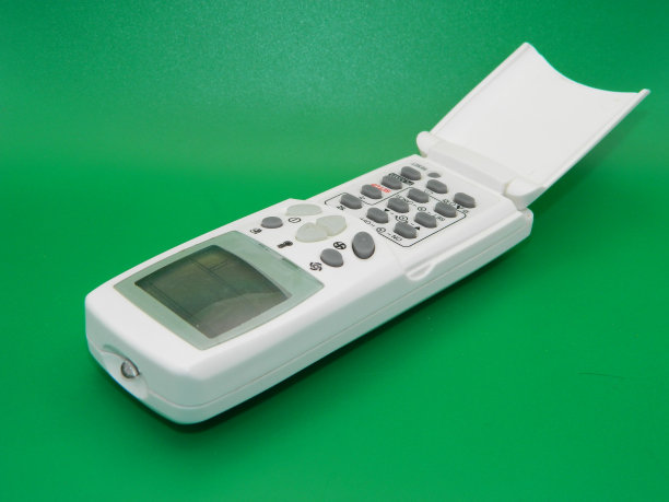 绿色背景的遥控器照片。图片下载