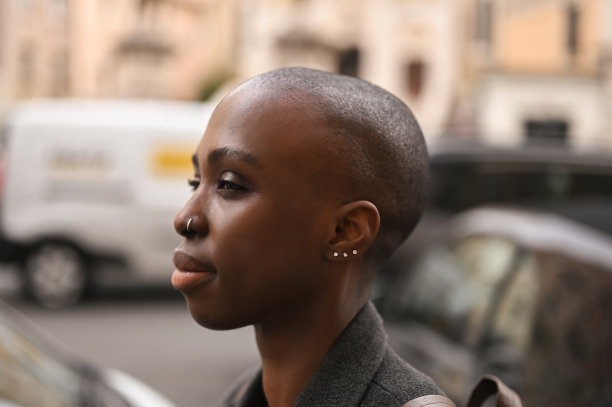 一个自信的黑人妇女的侧面视图肖像。图片下载