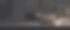 在一个现代的黑暗办公室里，晚上有一台笔记本电脑和桌子上一盏灯的昏暗灯光。图片下载