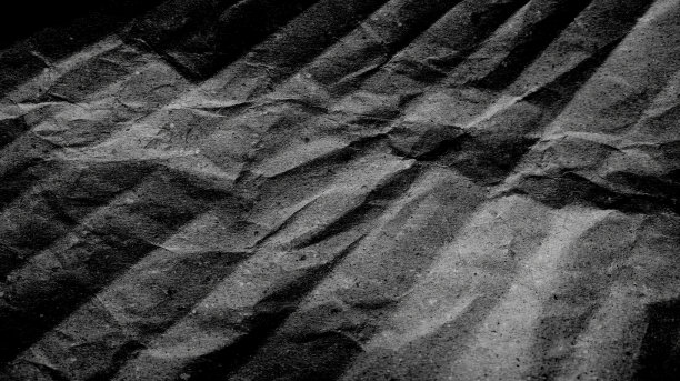 粗糙和褶皱的纸张纹理背景与灰黑色梯度。背景，框架，文章，黑暗的场景。图片下载