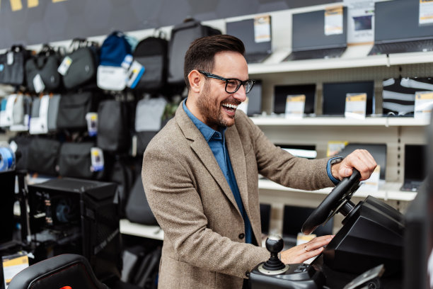 年轻夫妇在现代科技商店买东西。图片下载