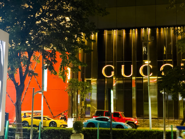 古驰店的金字在中央大使馆购物中心的门面图片下载