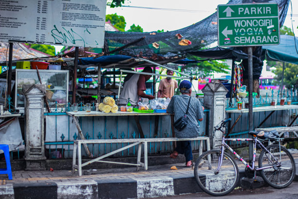 路边小吃摊，人们在那里吃着简单的食物，价格实惠，菜单选择也很多图片下载