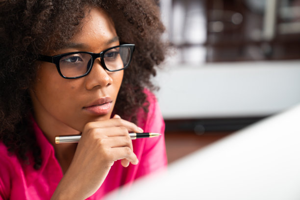 年轻的非裔美国女性创建网站开发人员的肖像。热门人物。图片下载