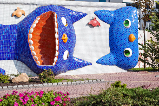 在乌克兰基辅的公园里，卡通猫的马赛克雕塑图片下载