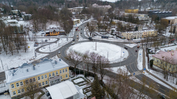 冬日里，无人机在被雪覆盖的城市里拍摄环岛照片图片下载