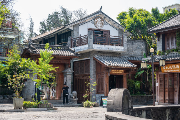 位于中国云南省大理老城的星巴克咖啡店的外部建筑。图片下载